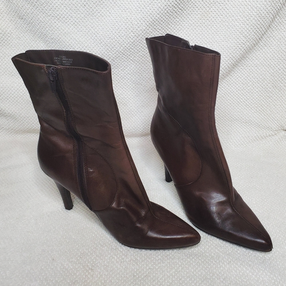 Nine West women's 7 heeled zip boot brown